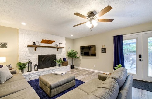 Knoxville House | Bright Knoxville Vacation Rental with Large Backyard