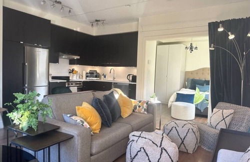 Grandview-Woodland Condo | Bright Light in the City, Steps from ‘The Drive’