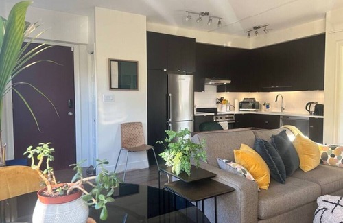 Grandview-Woodland Condo | Bright Light in the City, Steps from ‘The Drive’