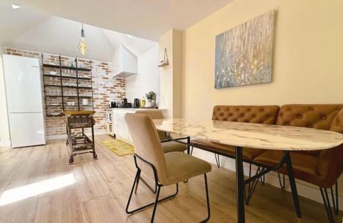 Cambridge House | Bright Mews House with Garage in Heart of Cambridge
