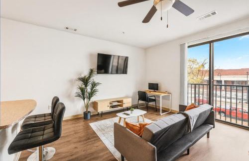 Five Points South Apartment | Bright Mid-Rise Studio King Comfort 2y5