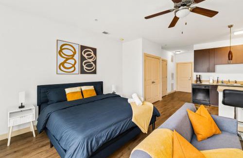 Five Points South Apartment | Bright Mid-Rise Studio King Comfort 2y5