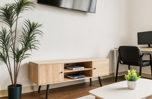 Five Points South Apartment | Bright Mid-Rise Studio King Comfort 2y5