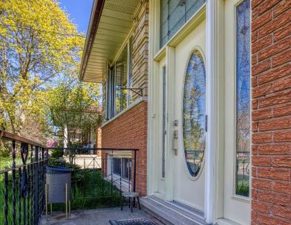 Guelph House | Bright & Modern 1 bedroom unit!