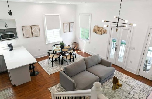 Westside Apartment | Bright & Modern 2 Bedroom Monthly Rental