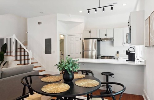 Westside Apartment | Bright & Modern 2 Bedroom Monthly Rental