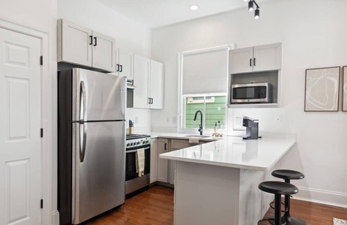 Westside Apartment | Bright & Modern 2 Bedroom Monthly Rental