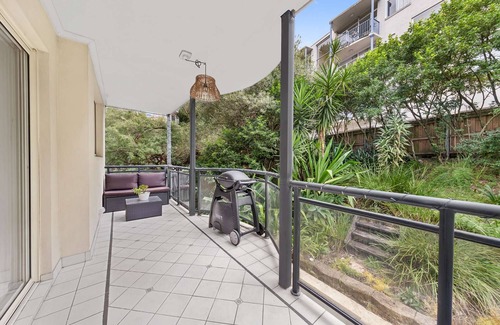 Bellevue Hill Apartment | Bright modern 2BR apartment with garden outlook