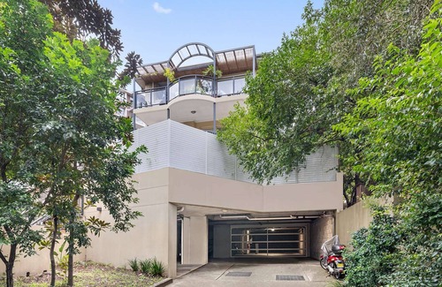 Bellevue Hill Apartment | Bright modern 2BR apartment with garden outlook