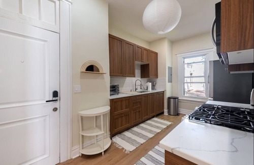 Communipaw Apartment | Bright & Modern 35 Mins to NYC Extended Stays
