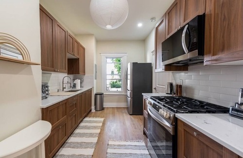 Communipaw Apartment | Bright & Modern 35 Mins to NYC Extended Stays