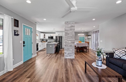 Rapid City House | Bright & Modern 3BR with large jacuzzi tub near favored Black Hills Attractions