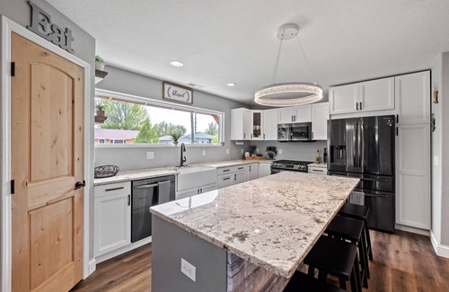 Rapid City House | Bright & Modern 3BR with large jacuzzi tub near favored Black Hills Attractions
