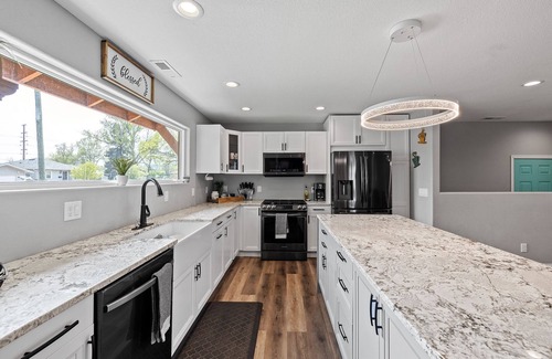 Rapid City House | Bright & Modern 3BR with large jacuzzi tub near favored Black Hills Attractions