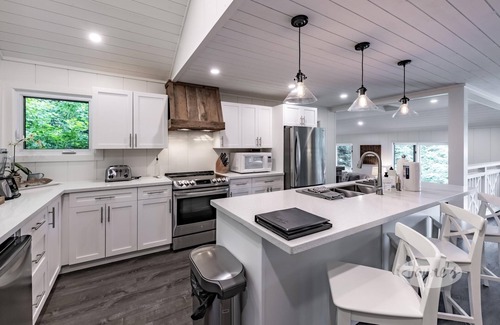 Muskoka Lakes Cottage | Bright & Modern 4 bdrm cottage on Lake Joe! Boatport + Bunkie! All Day Sun!