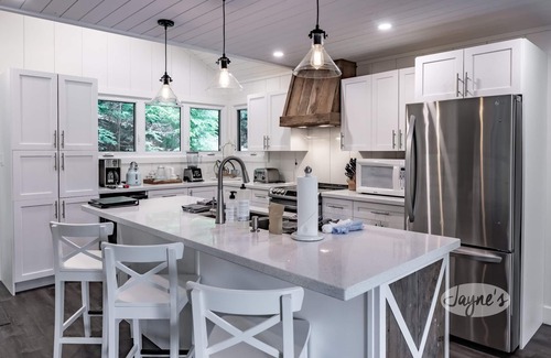 Muskoka Lakes Cottage | Bright & Modern 4 bdrm cottage on Lake Joe! Boatport + Bunkie! All Day Sun!