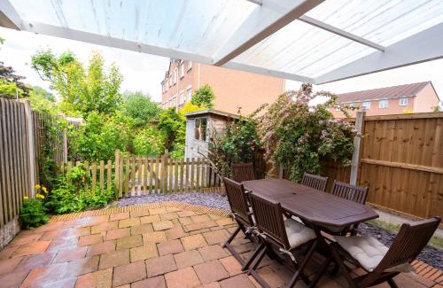 Stafford Apartment | Bright & modern 4 bedroom townhouse