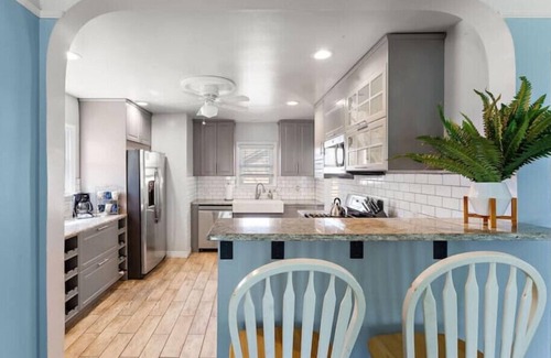 St. Louis Park House | Bright & Modern | Centrally Located