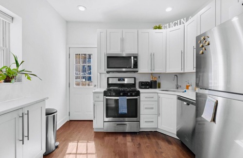 Whitman House | Bright & Modern: Minutes to Stadium/Passyunk/Airport