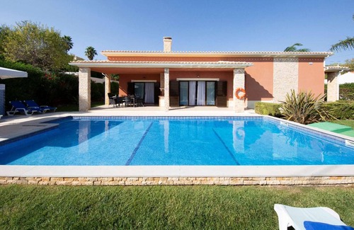 Messines de Baixo Villa | Bright modern villa with large pool