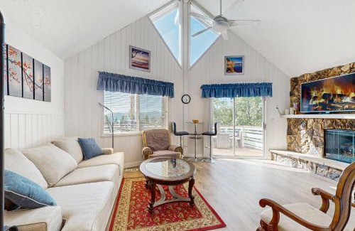 Cedar Glen House | Bright Moon