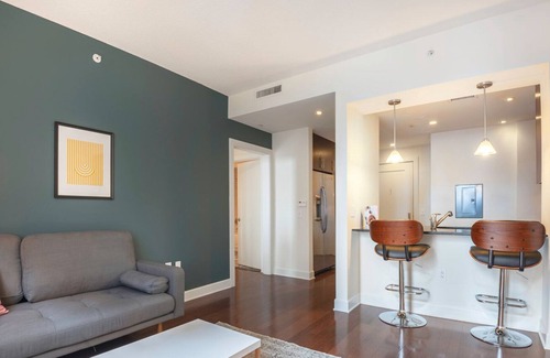 Mount Vernon Triangle Apartment | Bright Mt. Vernon 1BR w/ Gym, W/D, 2 Pools & Rooftop by Blueground
