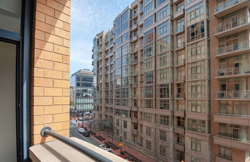 Mount Vernon Triangle Apartment | Bright Mt. Vernon 1BR w/ Gym, W/D, 2 Pools & Rooftop by Blueground