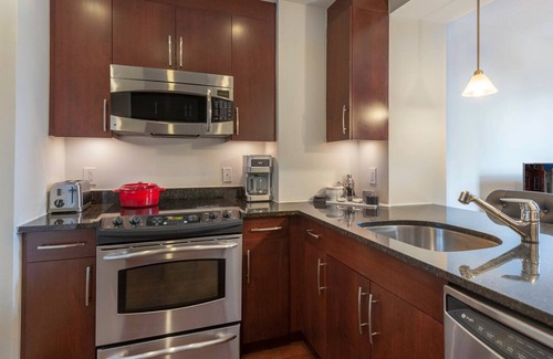 Mount Vernon Triangle Apartment | Bright Mt. Vernon 1BR w/ Gym, W/D, 2 Pools & Rooftop by Blueground