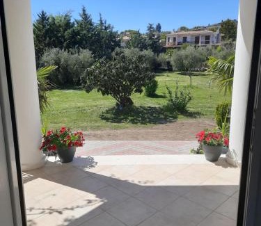 Haniotis House | Bright New Garden
