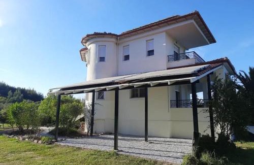 Haniotis House | Bright New Garden