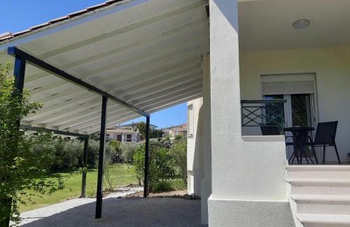 Haniotis House | Bright New Garden