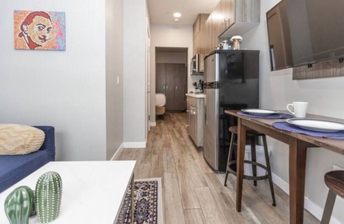 Mission Hills Apartment | Bright ☀️ Old Town. Parking/WiFi. Cable/Walk to All