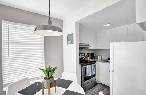 Pompano Beach Condo | Bright Pompano Beach Aparthotel: Poolside Bliss Just Steps from the Shore!