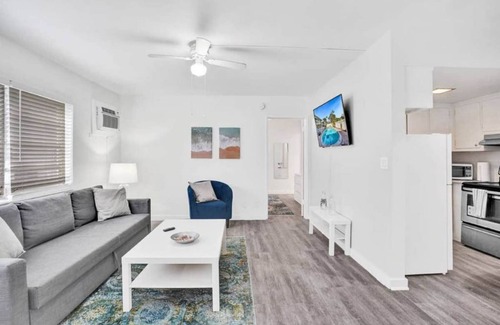 Pompano Beach Condo | Bright Pompano Beach Aparthotel: Poolside Bliss Just Steps from the Shore!