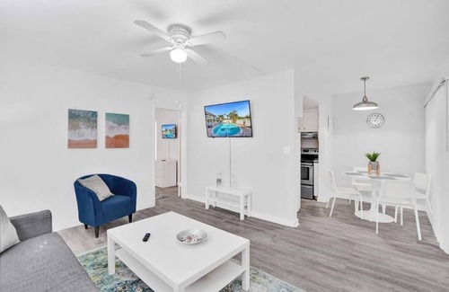Pompano Beach Condo | Bright Pompano Beach Aparthotel: Poolside Bliss Just Steps from the Shore!