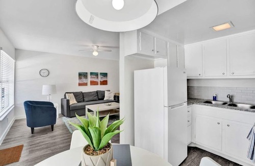 Pompano Beach Condo | Bright Pompano Beach Aparthotel: Poolside Bliss Just Steps from the Shore!