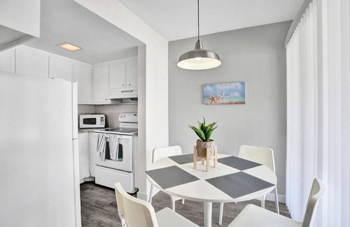 Pompano Beach Condo | Bright Pompano Beach Aparthotel: Poolside Bliss Just Steps from the Shore!