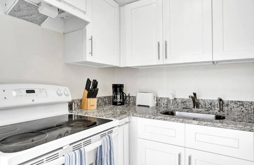 Pompano Beach Apartment | Bright Pompano Beach Aparthotel: Poolside Bliss Just Steps from the Shore!