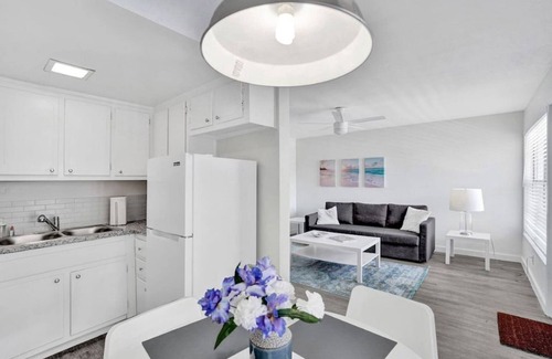 Pompano Beach Condo | Bright Pompano Beach Aparthotel: Poolside Bliss Just Steps from the Shore!