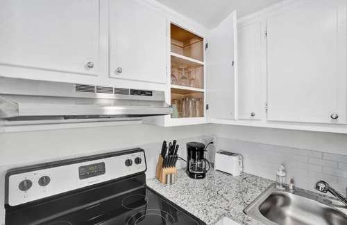 Pompano Beach Condo | Bright Pompano Beach Aparthotel: Poolside Bliss Just Steps from the Shore!