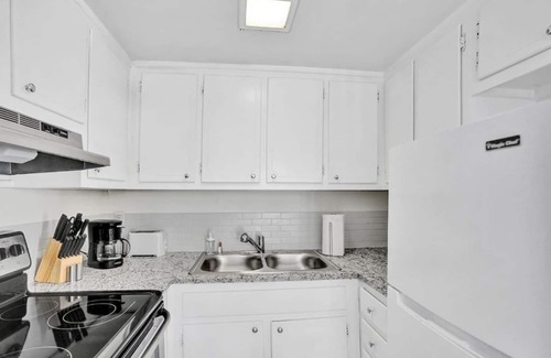 Pompano Beach Condo | Bright Pompano Beach Aparthotel: Poolside Bliss Just Steps from the Shore!