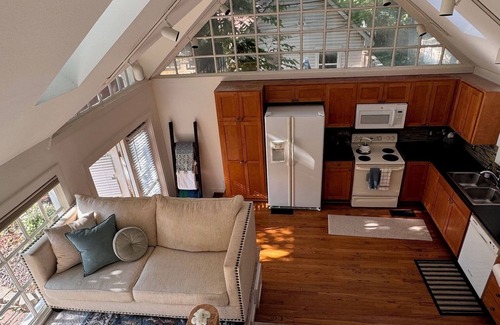 Fort Worth Cottage | Bright pool house with natural light, 5 min from TCU & the zoo! Great Location!