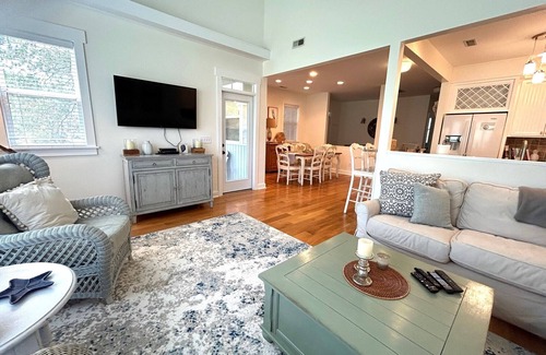Sabal Palm Cottages House | Bright Pristine Cottage Sleeps 8 Shoals and Bhi Club New Bintelli Carts