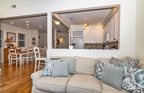 Sabal Palm Cottages House | Bright Pristine Cottage Sleeps 8 Shoals and Bhi Club New Bintelli Carts