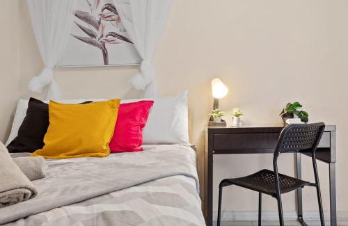 Chippendale House | Bright Private Room - Nearby CBD UTS USYD - Seconds to Famous Eateries - Shared Bathroom