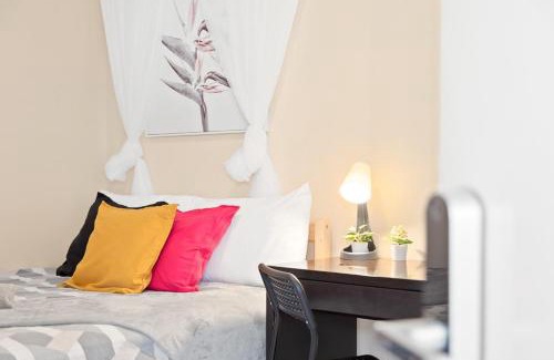 Chippendale House | Bright Private Room - Nearby CBD UTS USYD - Seconds to Famous Eateries - Shared Bathroom