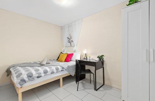 Chippendale House | Bright Private Room - Nearby CBD UTS USYD - Seconds to Famous Eateries - Shared Bathroom