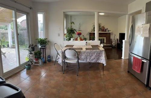 Mississauga House | Bright private single bedroom V02 on second floor