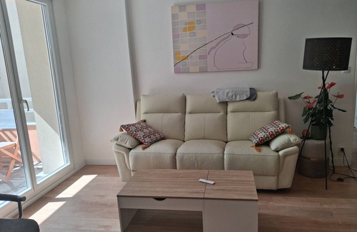 Pont des Demoiselles-Montaudran-La Terrasse Apartment | Bright, quiet apartment close to public transport direct to town center