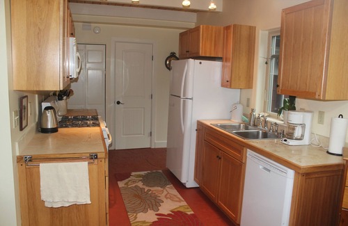 Port Townsend Cottage | Bright, Quiet Home, Perfect For Bird Watching Nestled In Friendly Neighborhood.